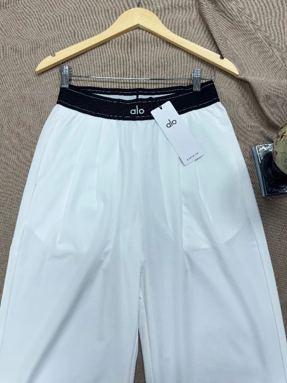 NWT👧Women's ALO Yoga White Suit Up Trouser Clean Girl Pants 🤍